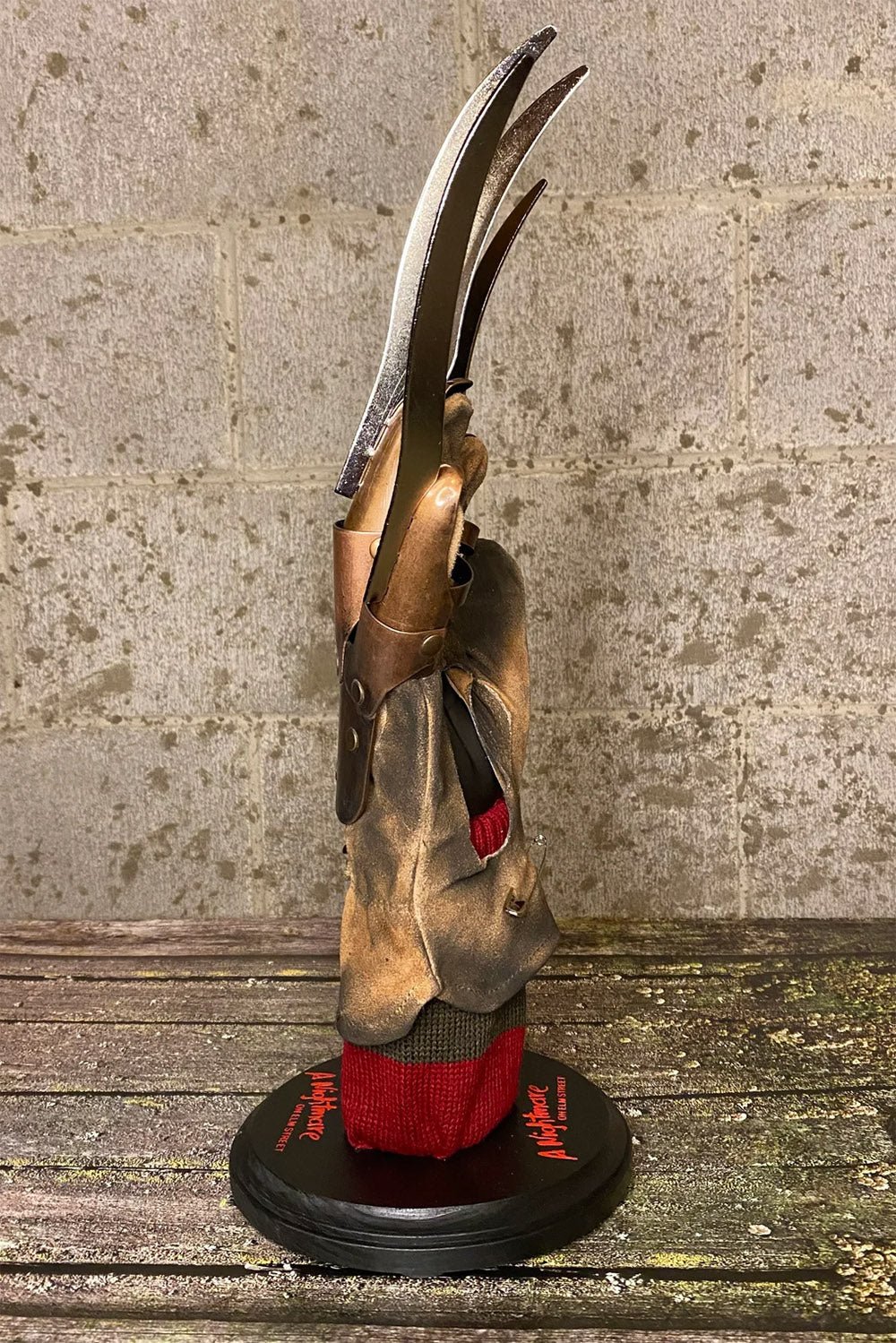 A Nightmare on Elm Street - Deluxe Freddy Krueger Collector's Glove - Image 4