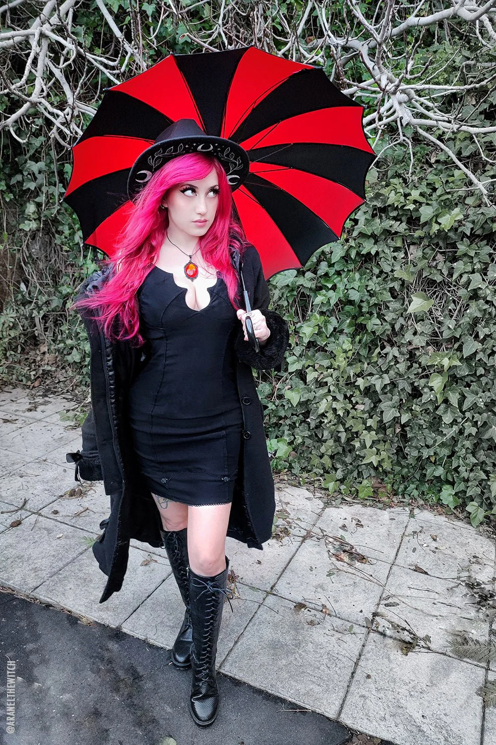 Batwing Pagoda Umbrella [BLACK/RED STRIPED] - Image 4