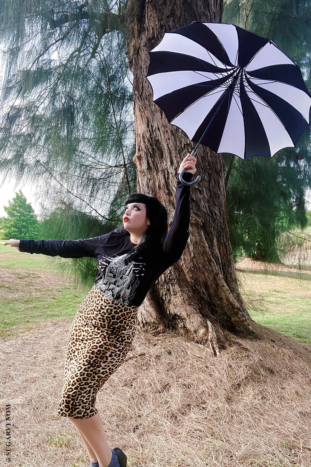Batwing Pagoda Umbrella [BLACK/WHITE STRIPED] - Image 14