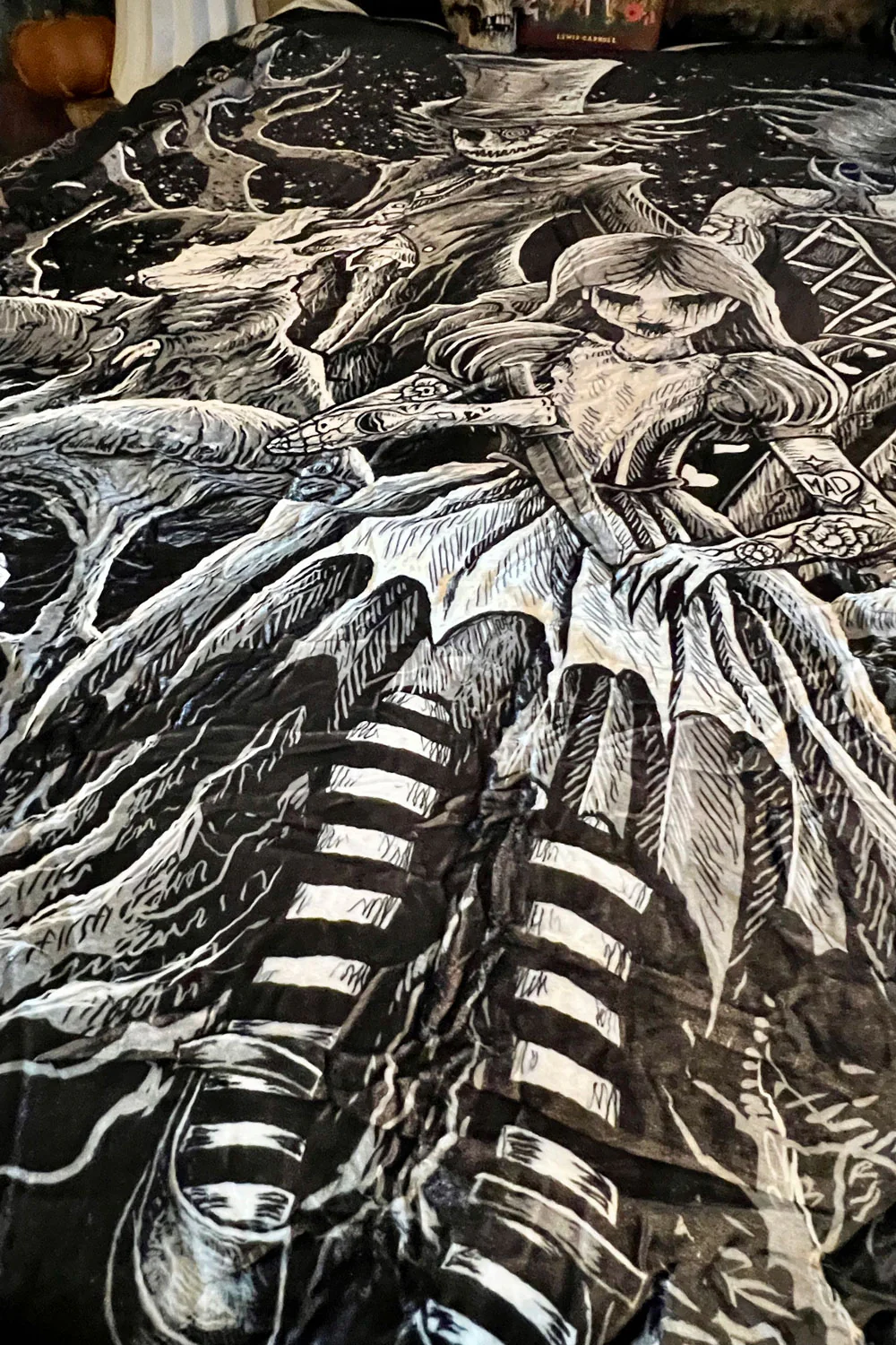 Malice in Wonderland Throw Blanket - Image 4