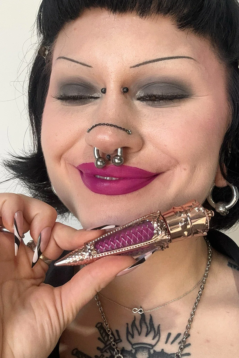 Liquid Luxe Velvet Lipstick [Magenta] - Image 4