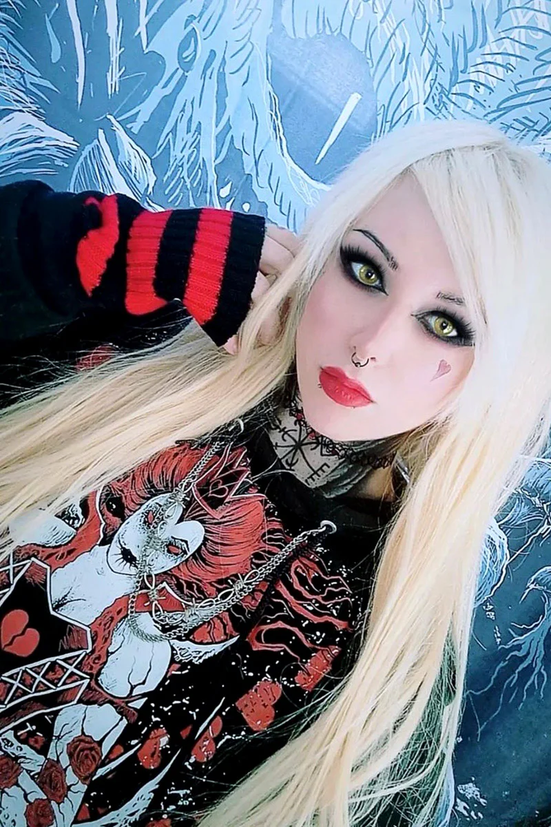 Queen of Hearts Hoodie - Image 2