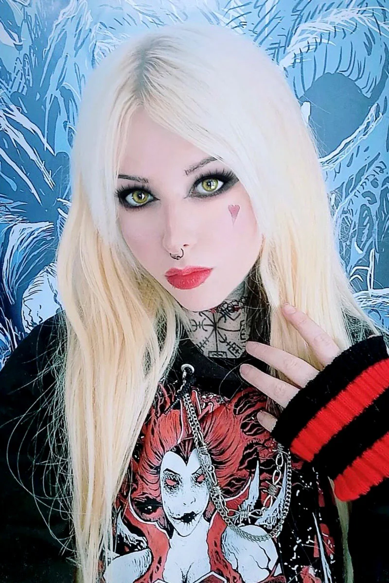 Queen of Hearts Hoodie - Image 8