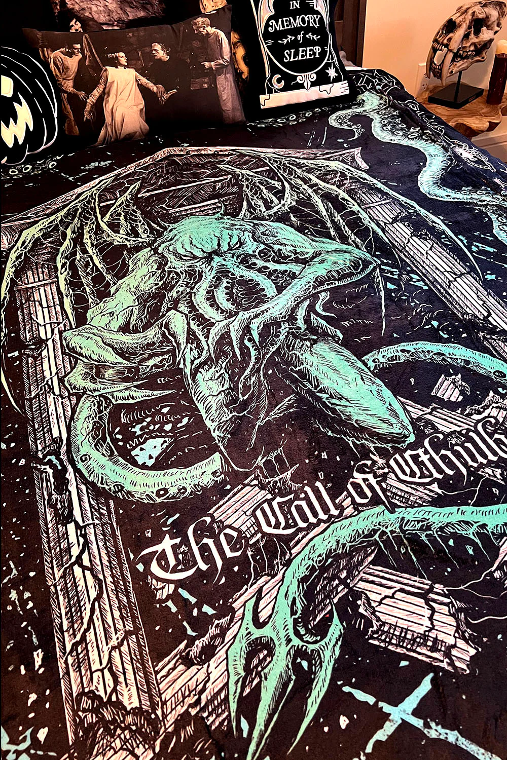 The Call of Cthulhu Throw Blanket - Image 2